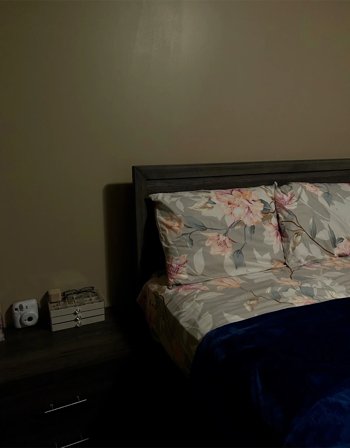 QUEEN GREY WOODEN BED FRAME AND NIGHTSTANDS - photo 2