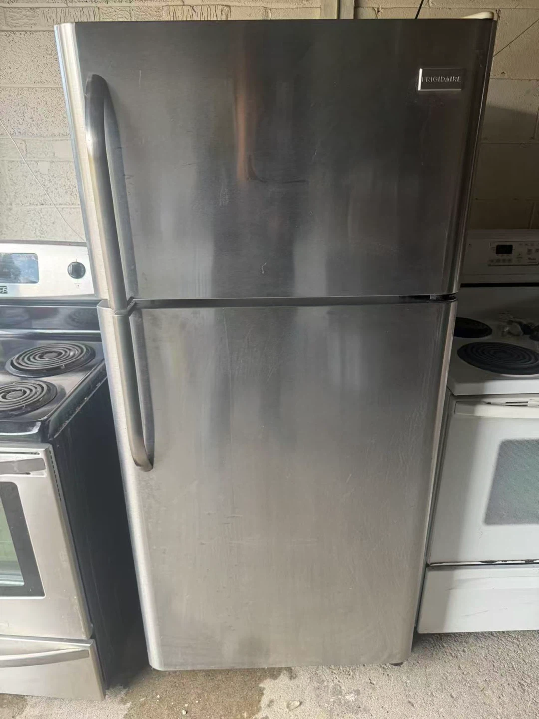 Good condition White Westinghouse fridge $150 - photo 2