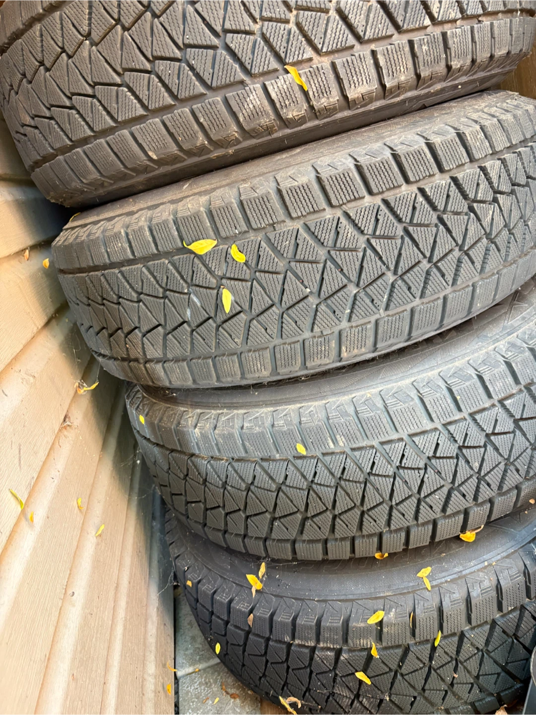 Set of 4 Bridgestone Blizzak 235/65R18 Winter Tires - photo 2
