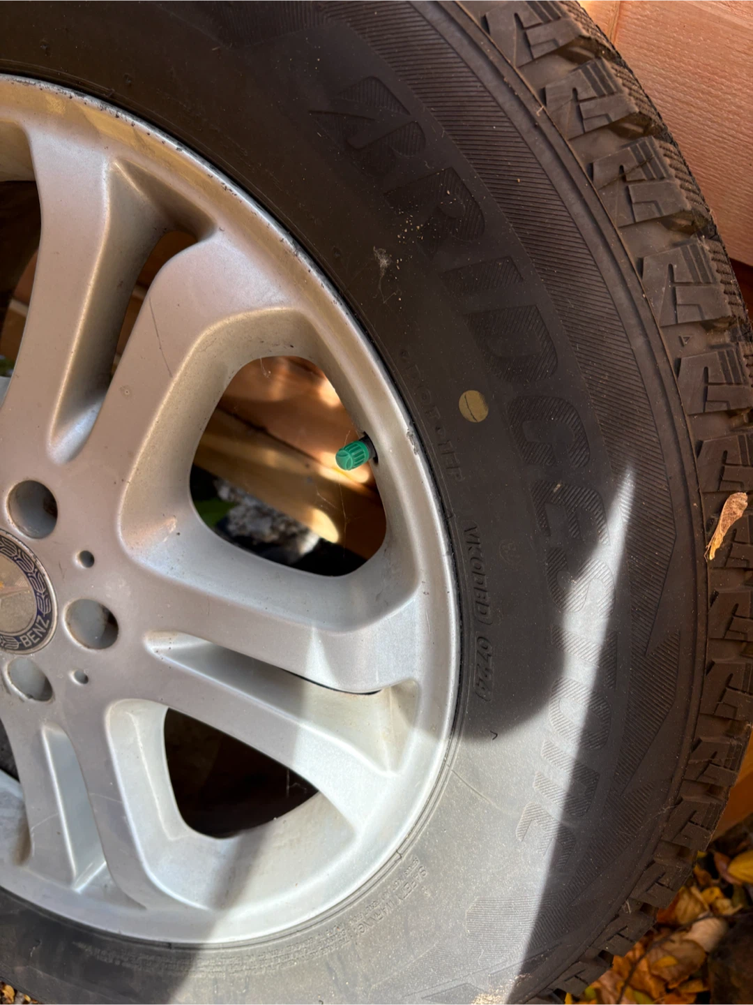Set of 4 Bridgestone Blizzak 235/65R18 Winter Tires - photo 4
