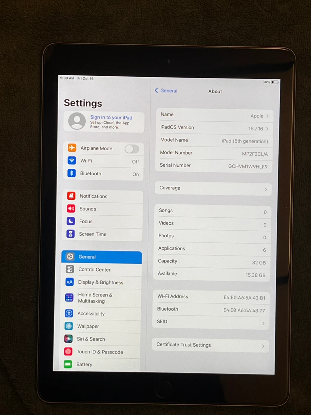 Apple iPad 5th Generation 32GB - photo 2