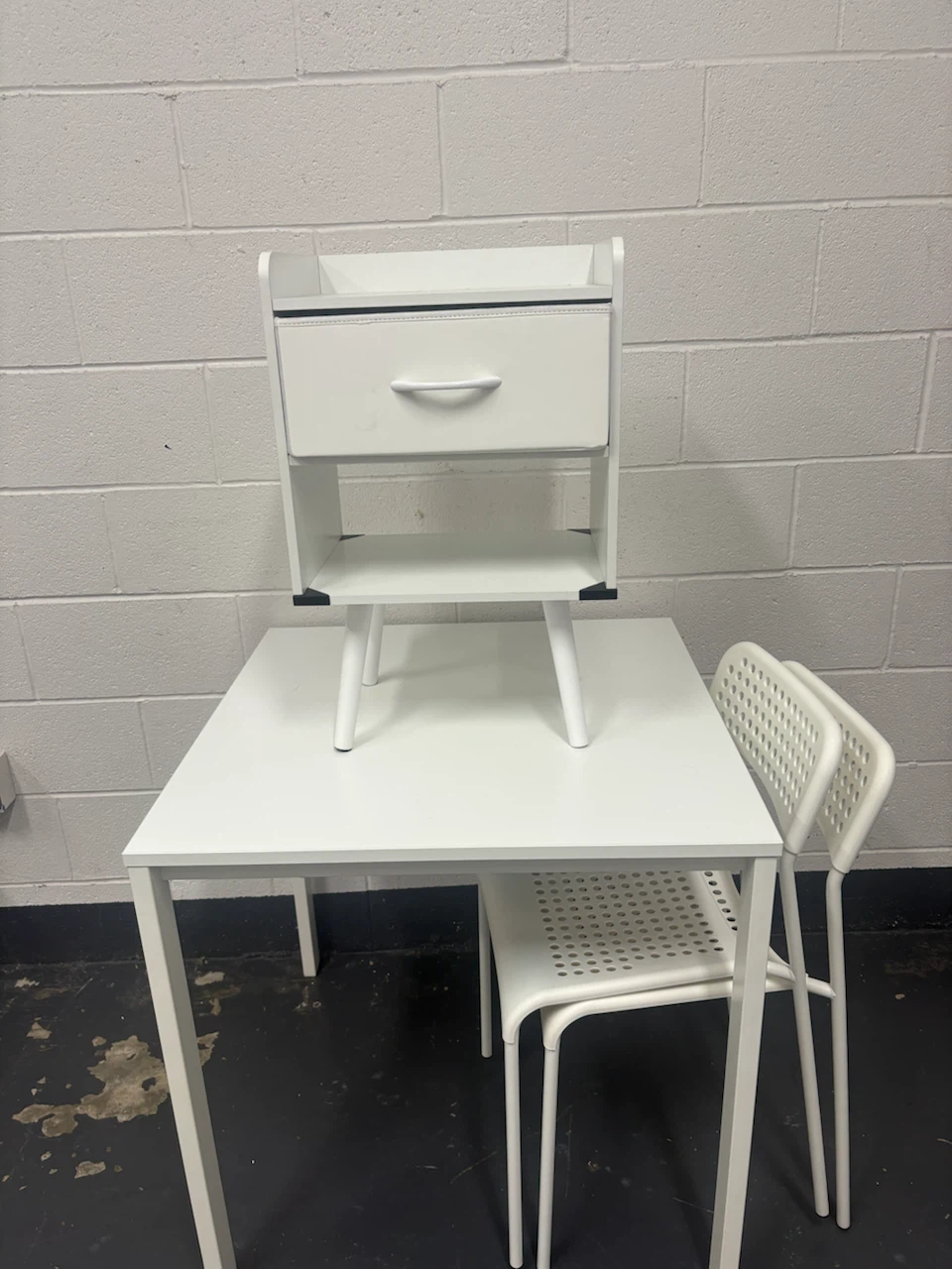 Table with chairs and night stand - photo 2