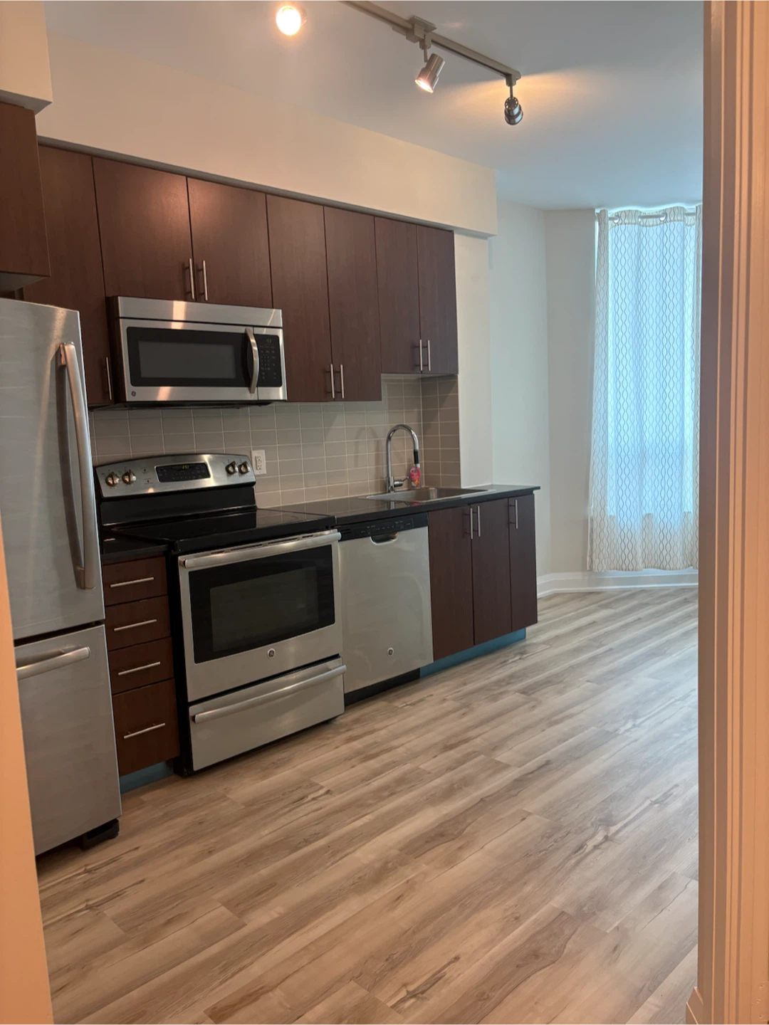 1 bedroom for rent in World on Yonge (Yonge & Steeles) - photo 2