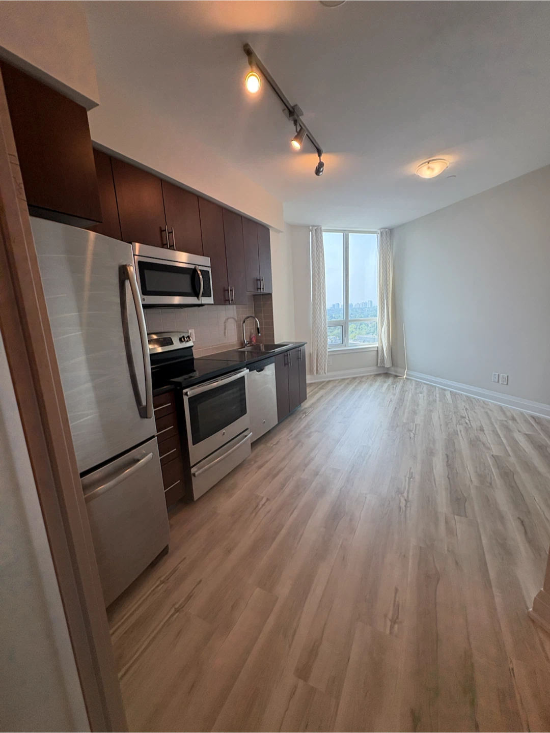 1 bedroom for rent in World on Yonge (Yonge & Steeles) - photo 3