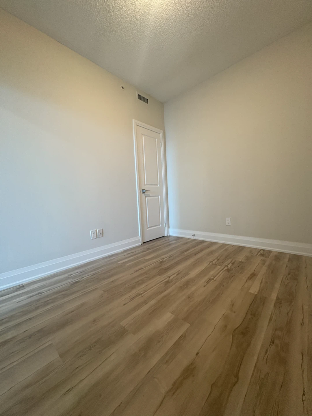 1 bedroom for rent in World on Yonge (Yonge & Steeles) - photo 4
