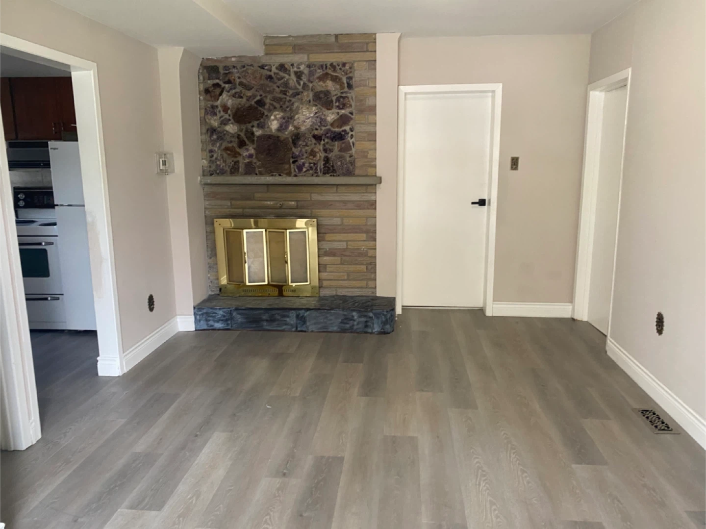 Renovated 1 Bedroom apt. For Single - photo 3