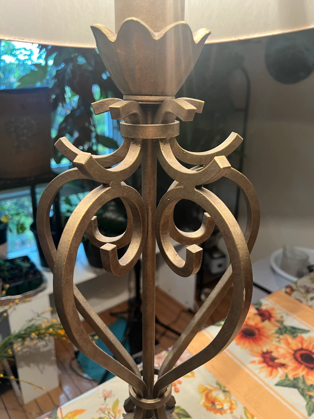Elegant Bronze Table Lamp with Beige Shade - photo 3