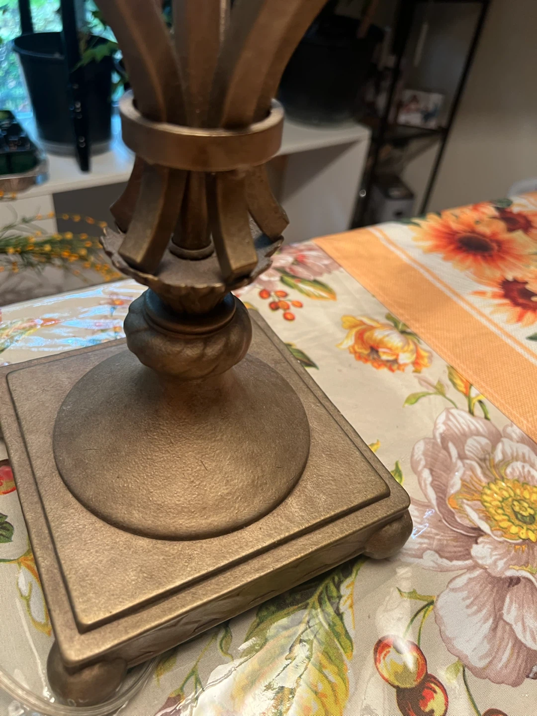 Elegant Bronze Table Lamp with Beige Shade - photo 4