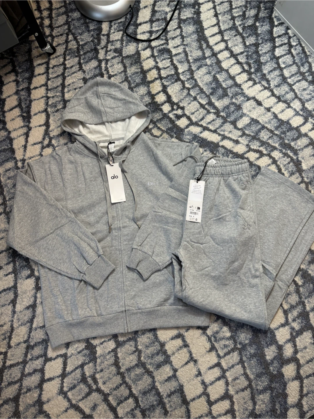 Alo Yoga Accolade Hoodie and Sweatpant Set - photo 2