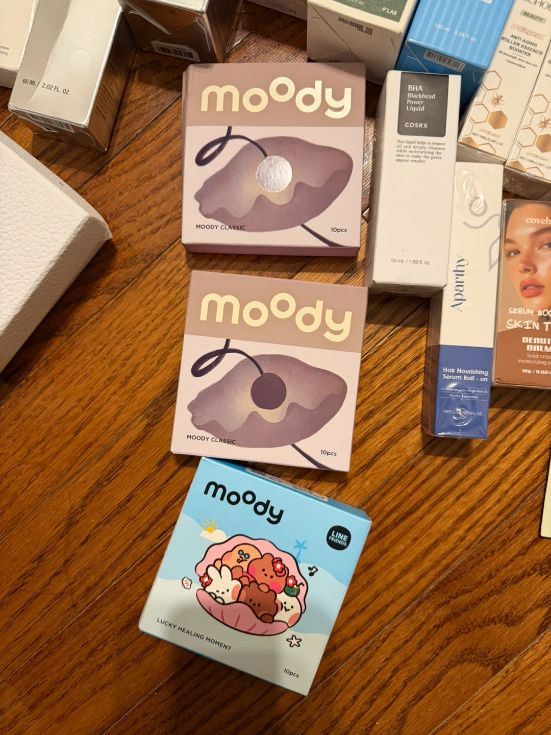 Moody contact lenses with a power of -5.50 D.