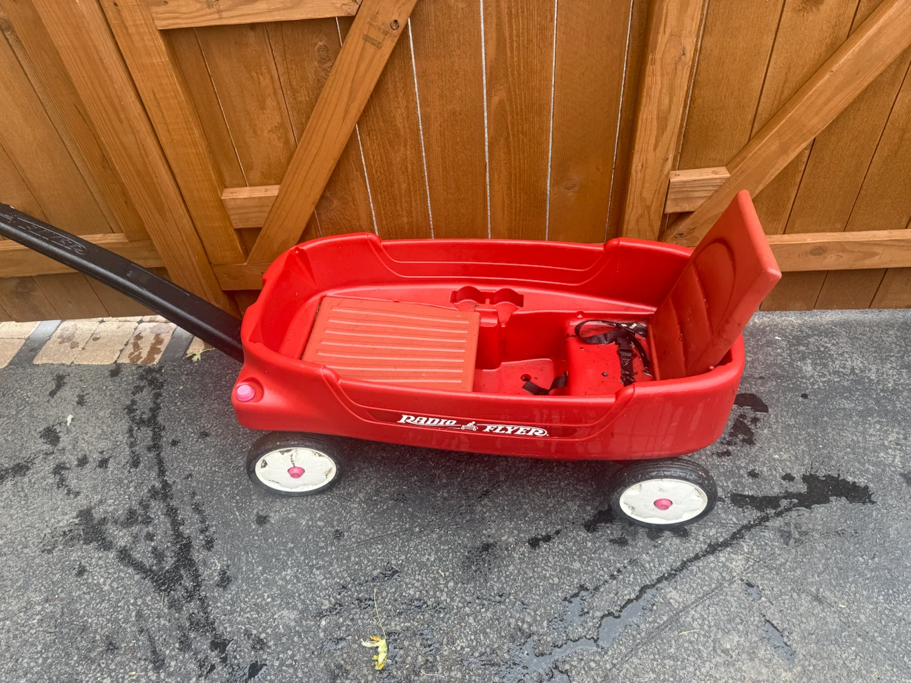 Radio Flyer Red Plastic Wagon - photo 2