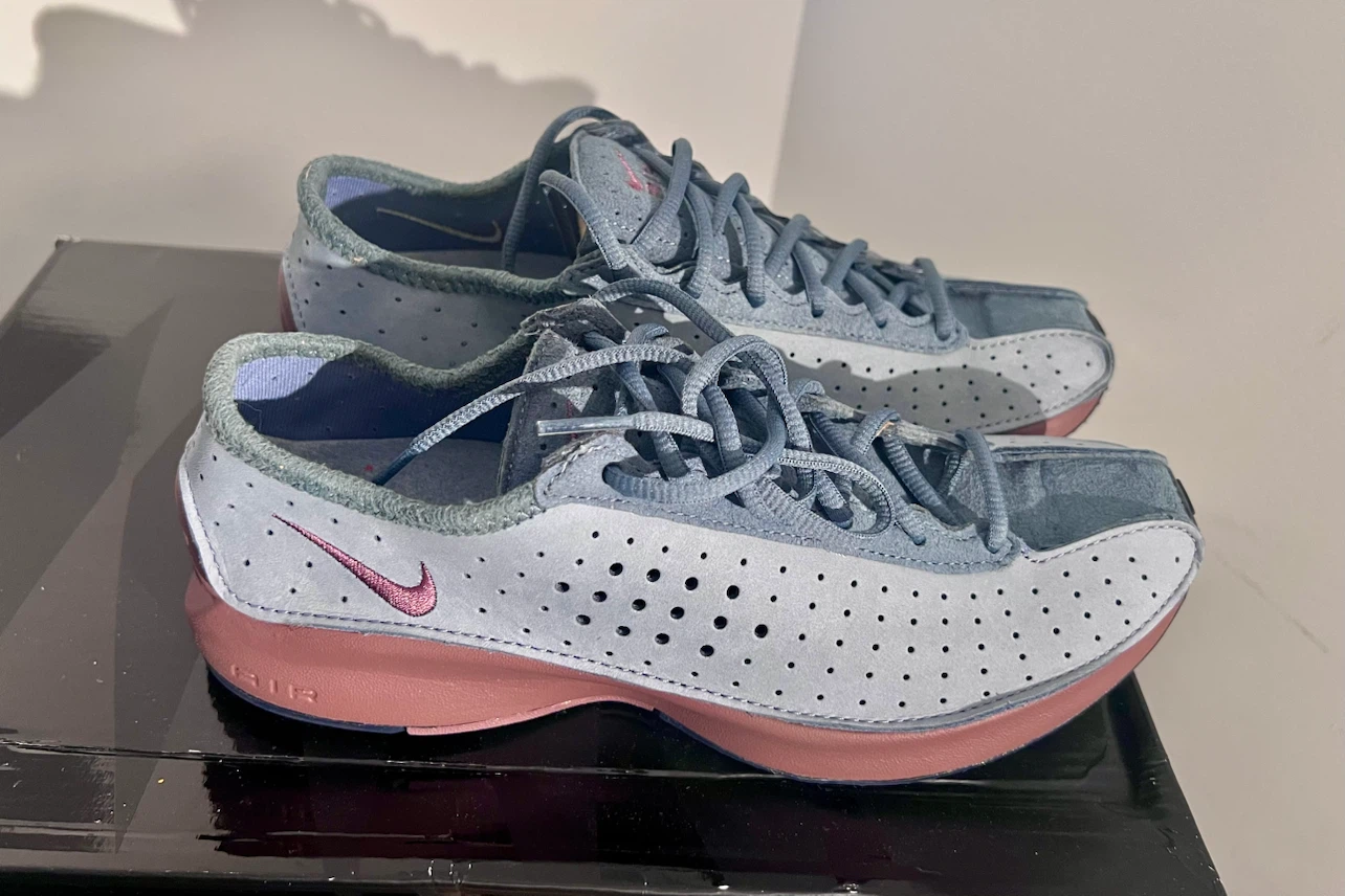 BRAND NEW - NEVER WORN NIKE Air sneakers - Women 7.5 US