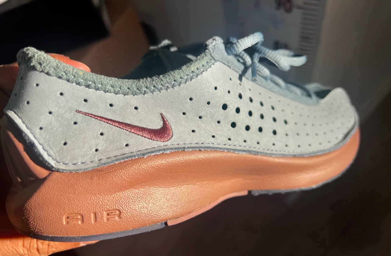 BRAND NEW - NEVER WORN NIKE Air sneakers - Women 7.5 US - photo 4