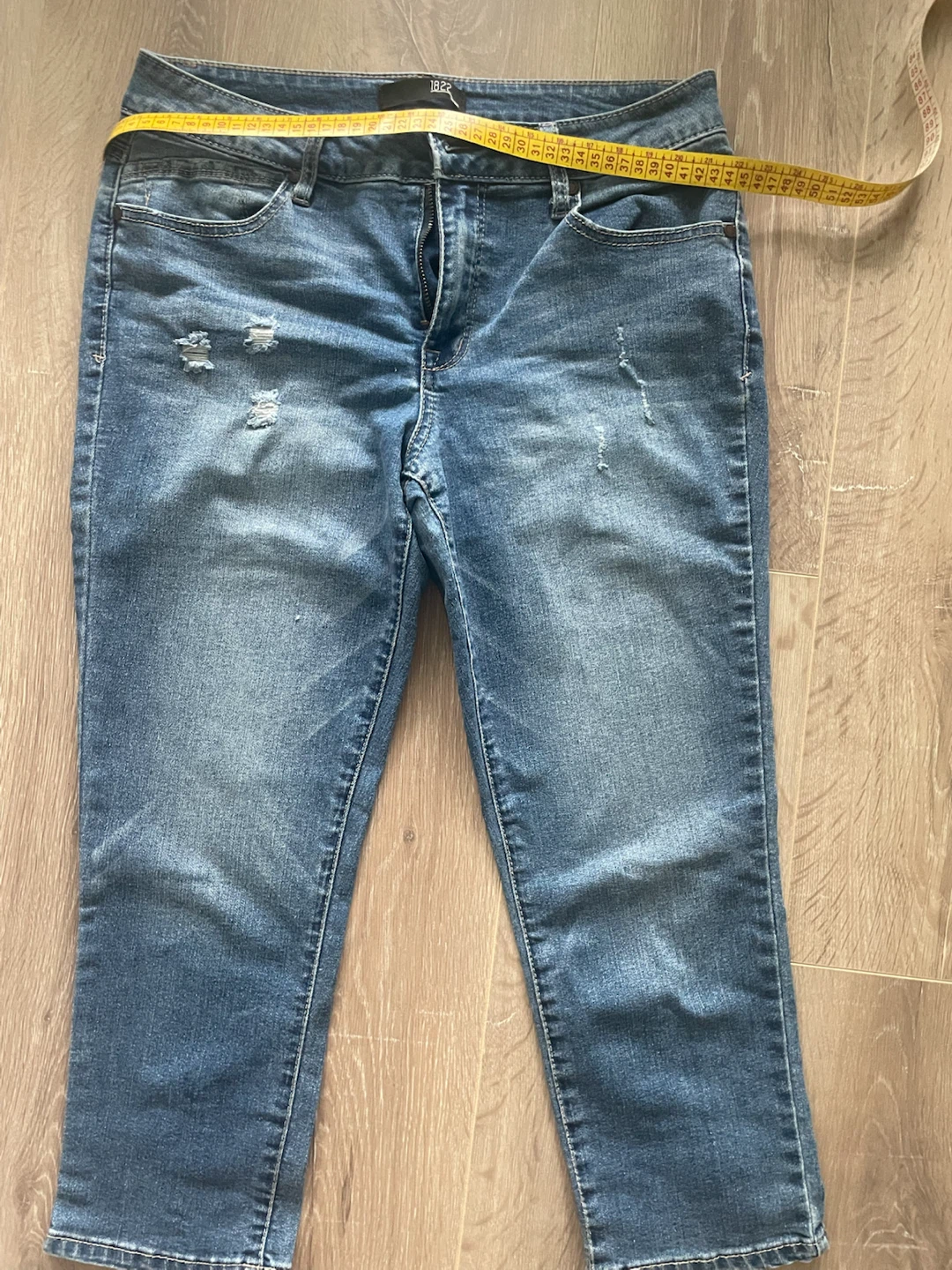 1822 Denim Distressed Jeans