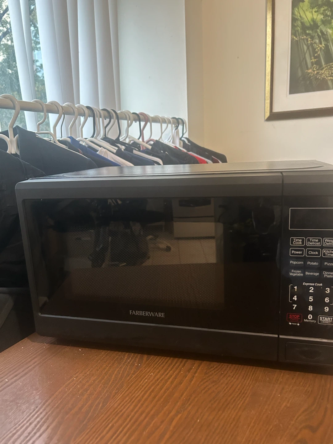 Farberware 700 Watts Microwave - photo 2