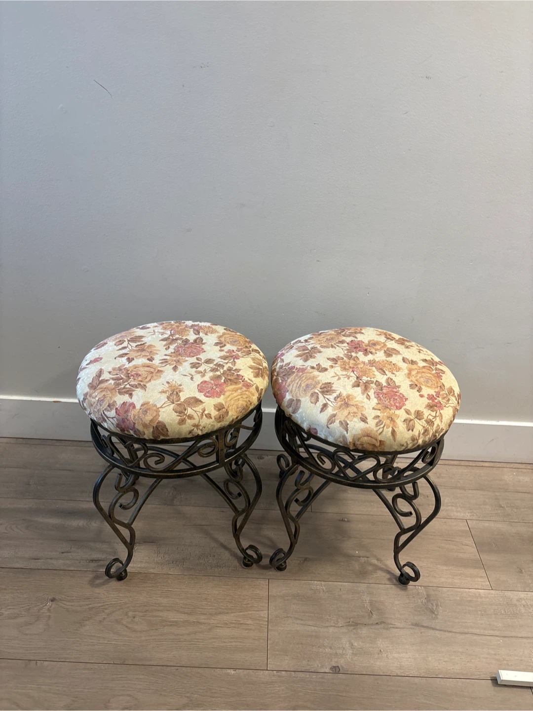 Set of Two Vintage Floral Round Stools - photo 5