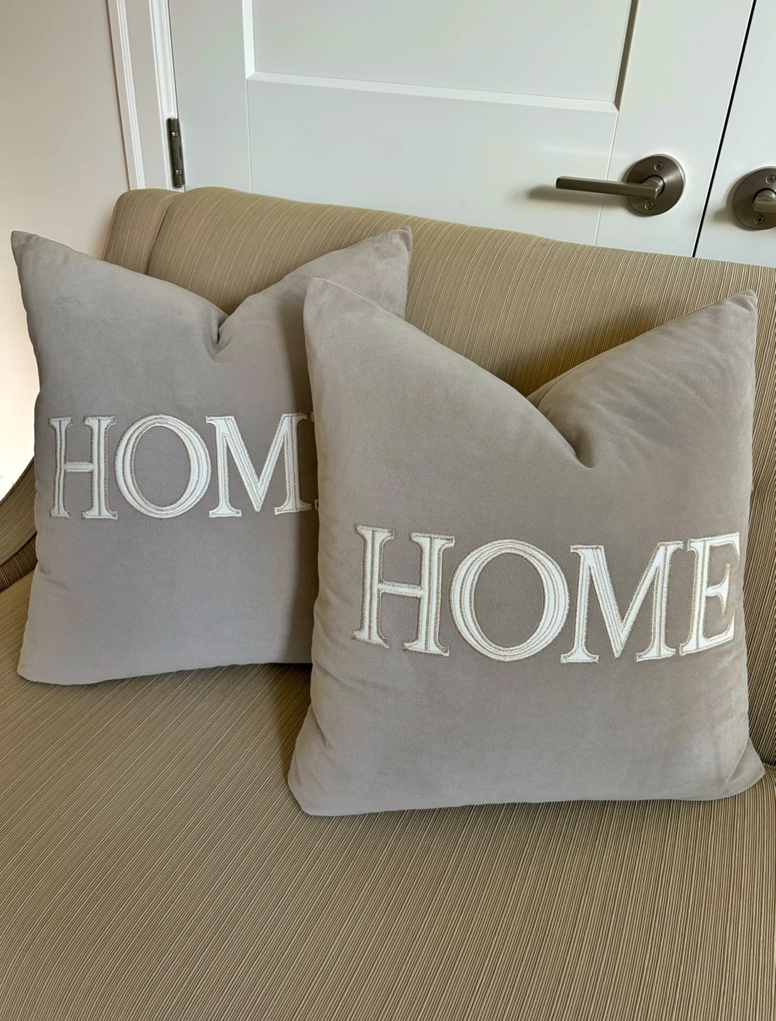 ⭐️2 gorgeous 20 inch zippered velvet feel taupe cushions⭐️