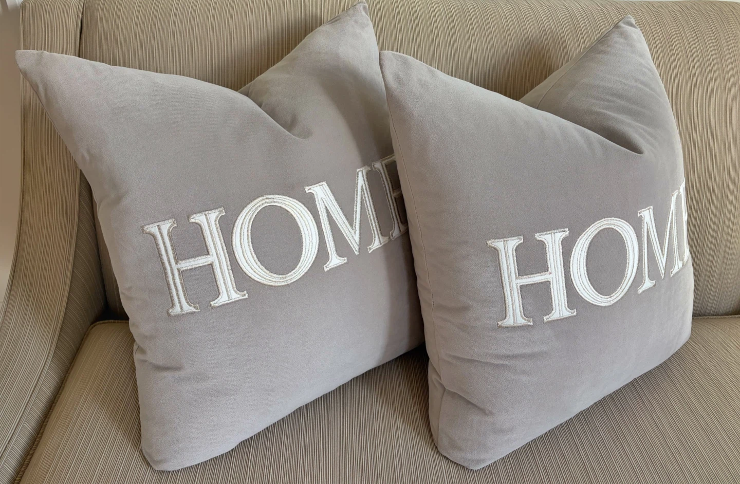 ⭐️2 gorgeous 20 inch zippered velvet feel taupe cushions⭐️ - photo 3