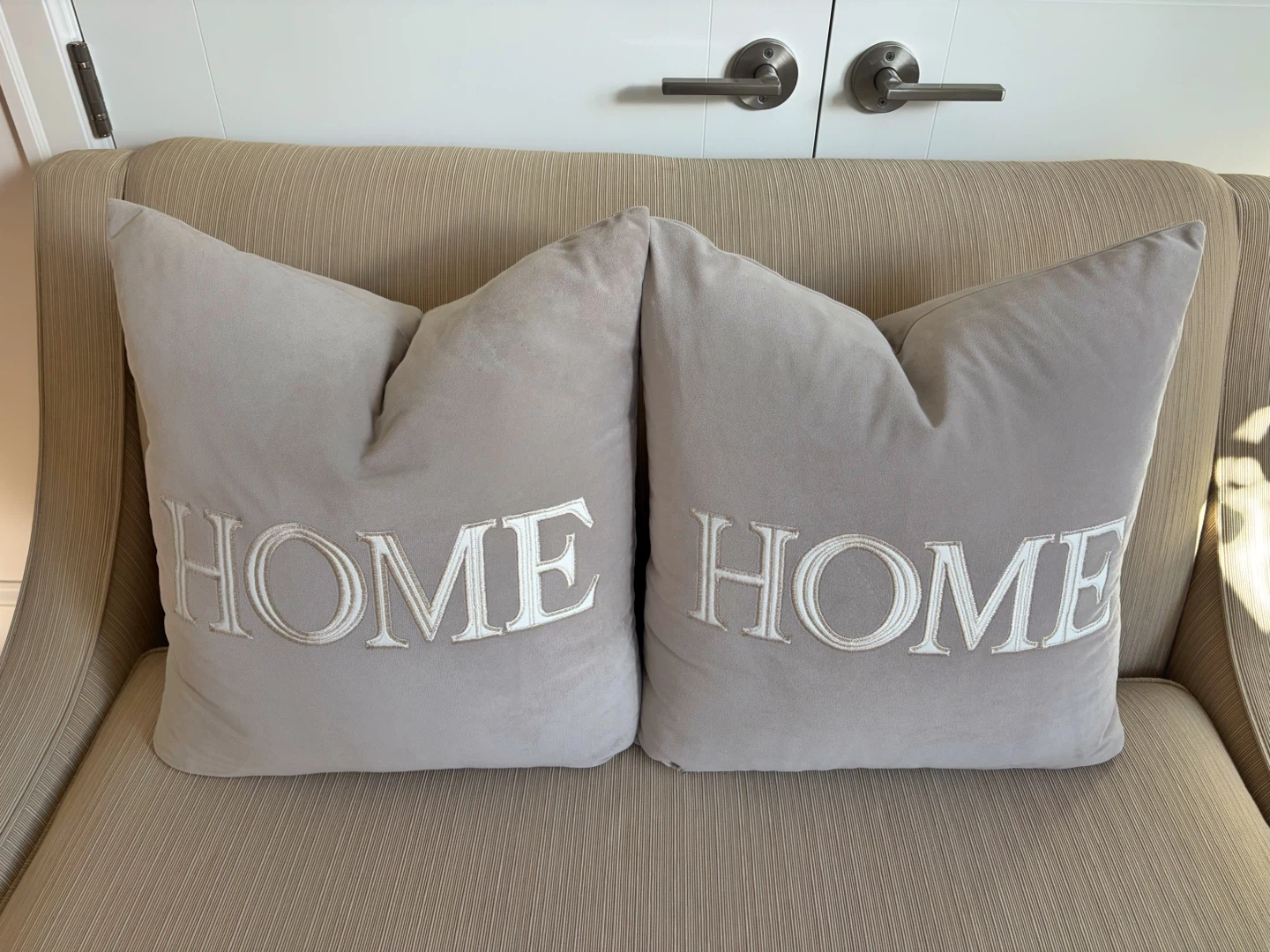 ⭐️2 gorgeous 20 inch zippered velvet feel taupe cushions⭐️ - photo 4
