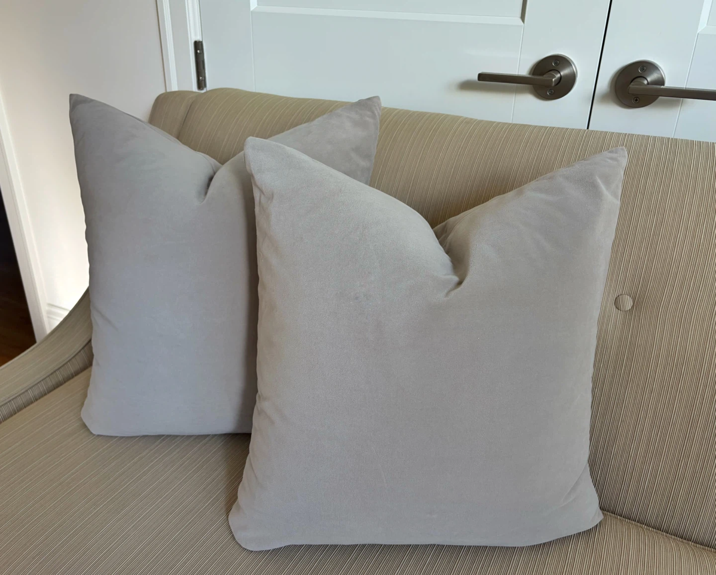 ⭐️2 gorgeous 20 inch zippered velvet feel taupe cushions⭐️ - photo 5