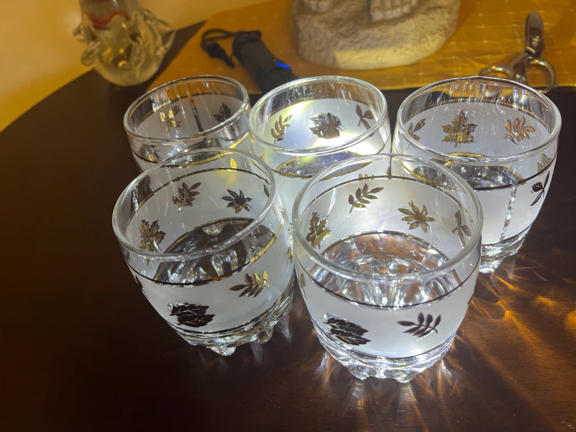 Vintage Set of 5 Frosted Leaf Pattern Glasses - photo 4