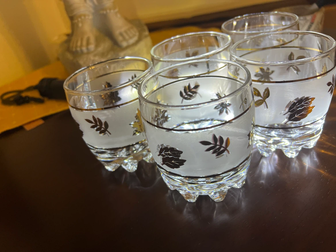 Vintage Set of 5 Frosted Leaf Pattern Glasses - photo 5