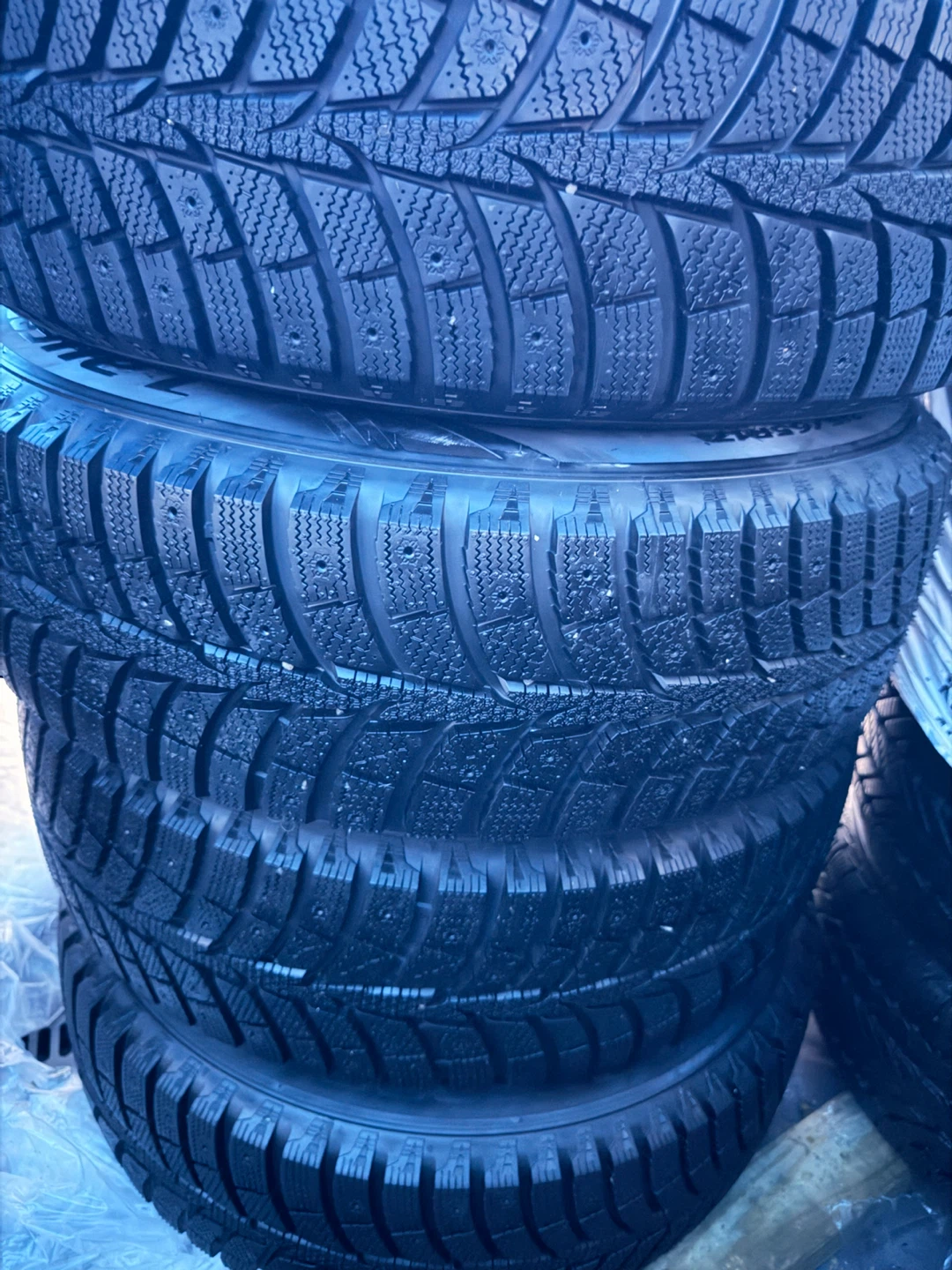Set of 4 Laufenn Winter Tires with Steel Wheels - photo 4