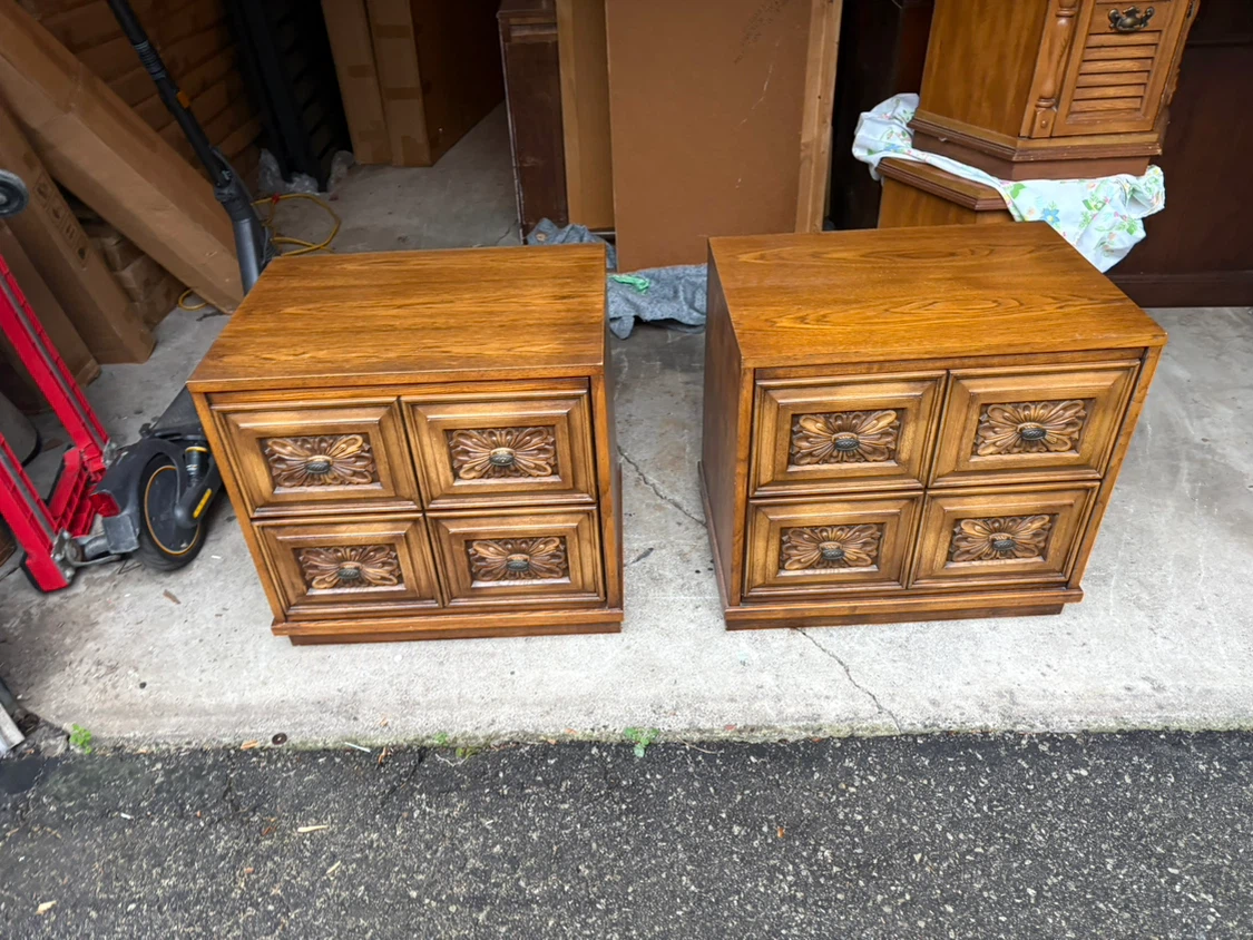 Free delivery used 2 Vintage Oak Wood End Table - photo 3