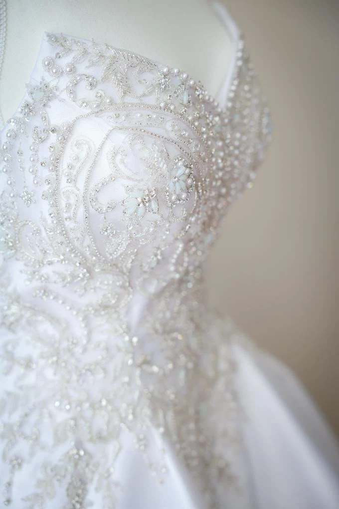 Beaded ball gown wedding dress, with veil and gloves - photo 2