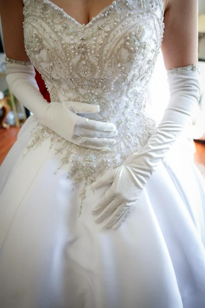 Beaded ball gown wedding dress, with veil and gloves - photo 4