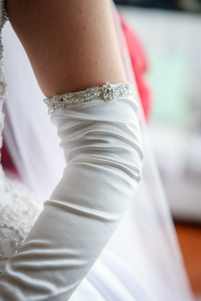 Beaded ball gown wedding dress, with veil and gloves - photo 5