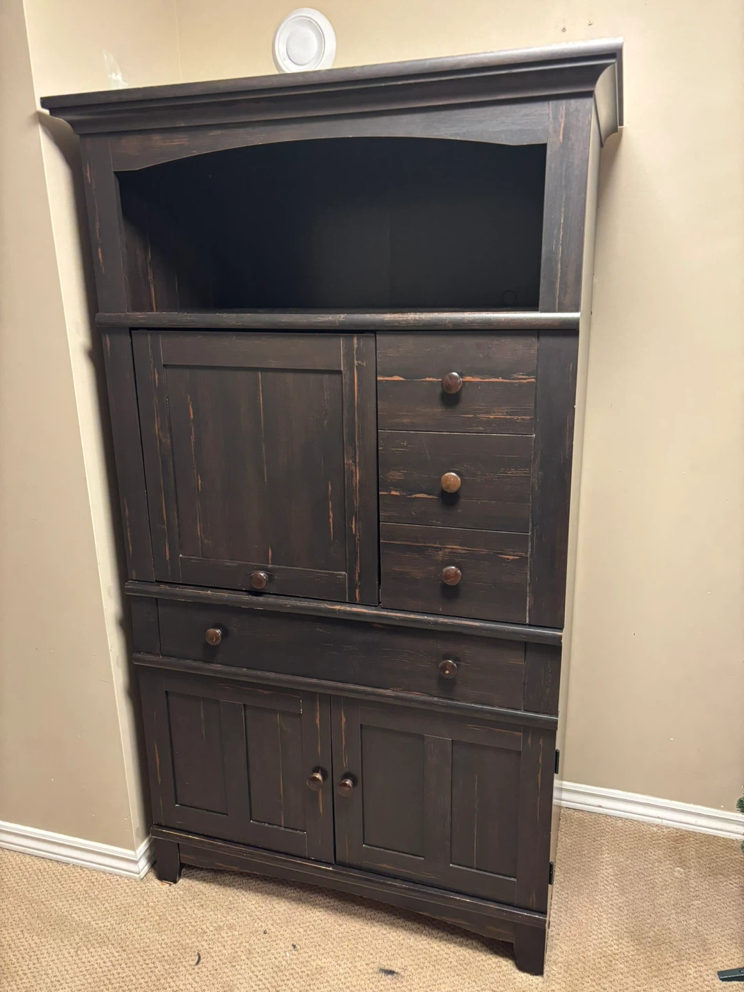Computer station hutch
