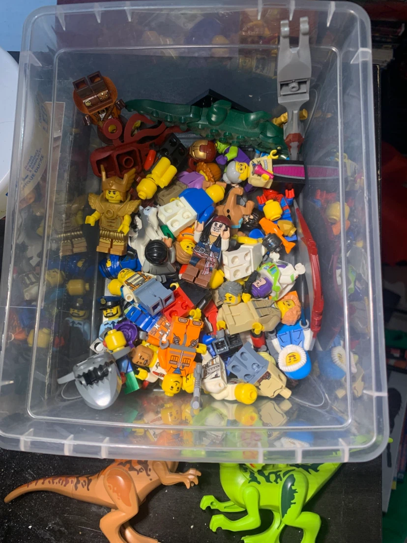 MASSIVE LEGO MINIFIG LOT OVER 3 POUNDS OF FIGS