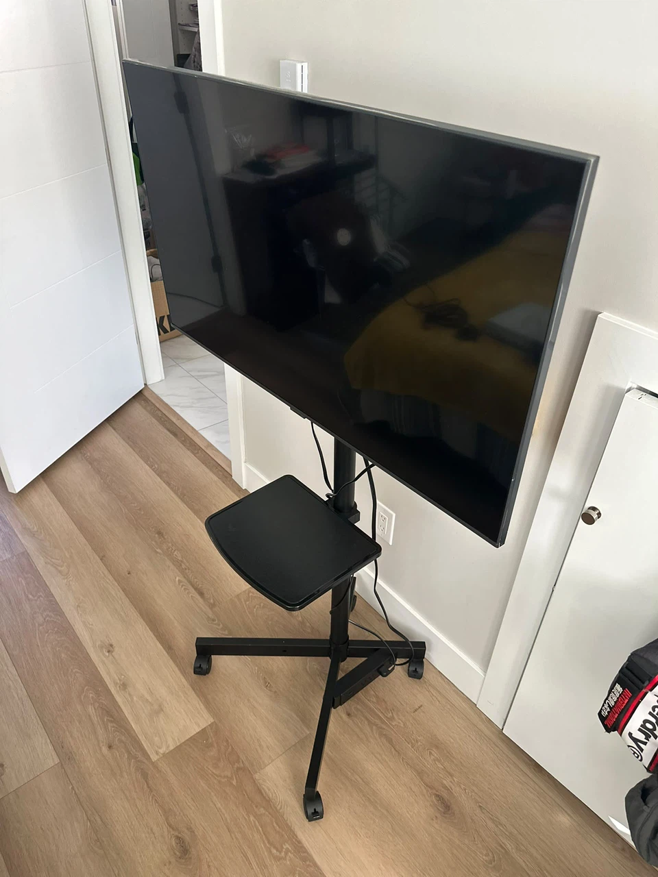 Samsung 43 inch TV + Mobile Stand