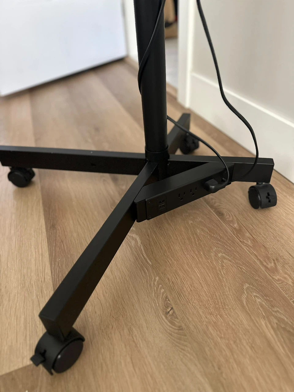 Samsung 43 inch TV + Mobile Stand - photo 2