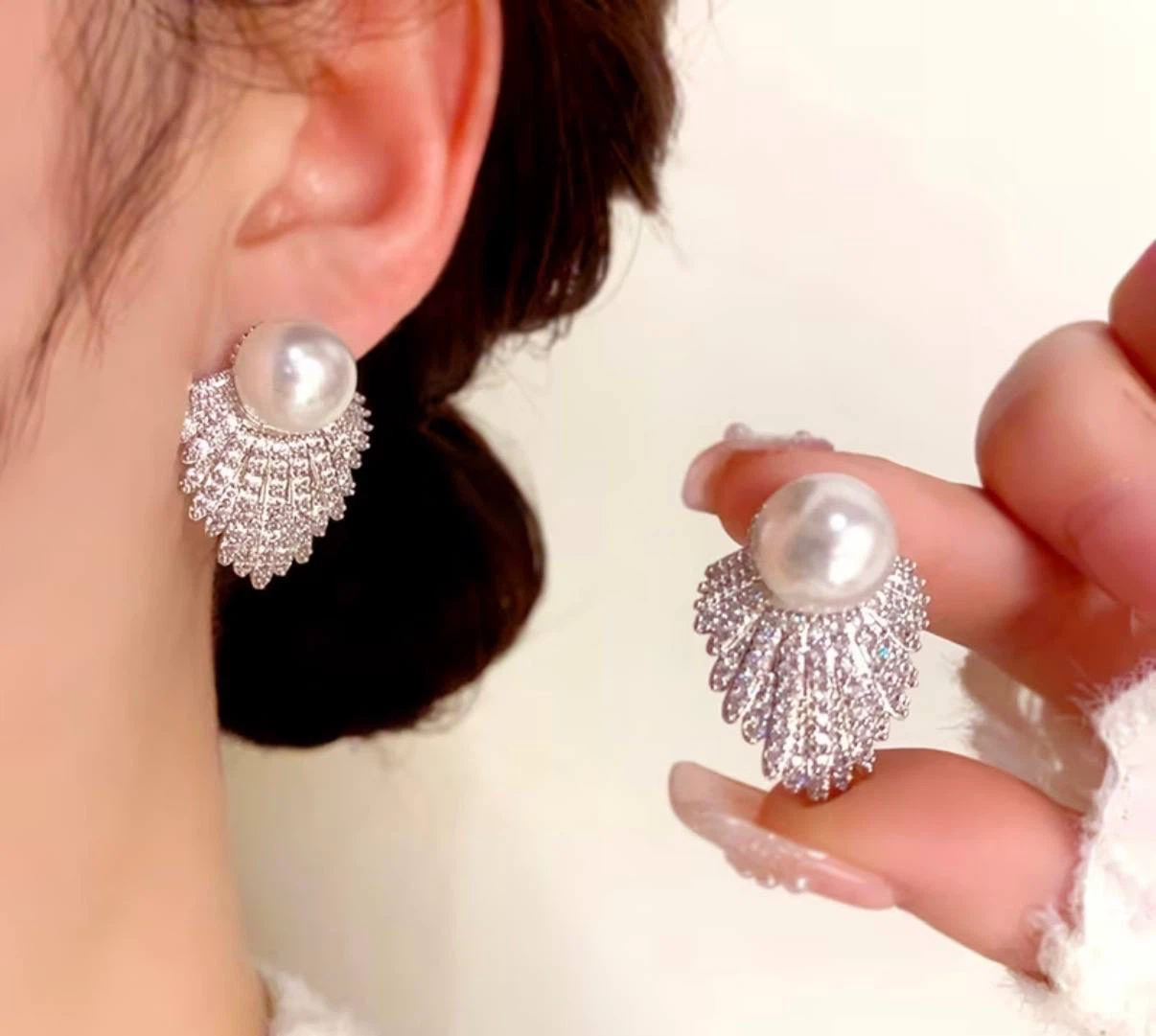 Silver-Toned Pearl-Look Leaf Earrings - photo 3