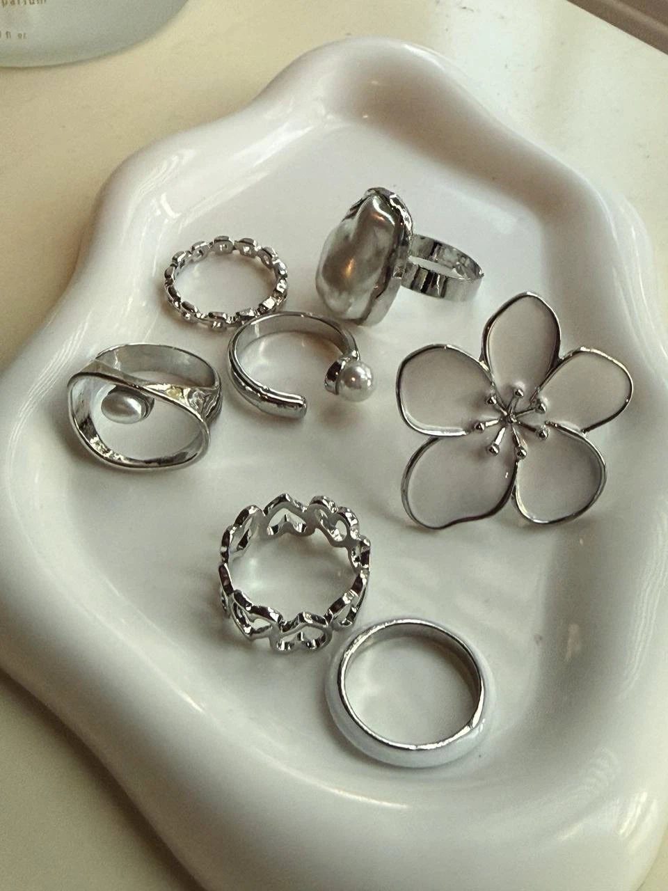 Silver-Toned Ring Set, 6 Rings with Flower and Pearl-Look Beads - photo 2