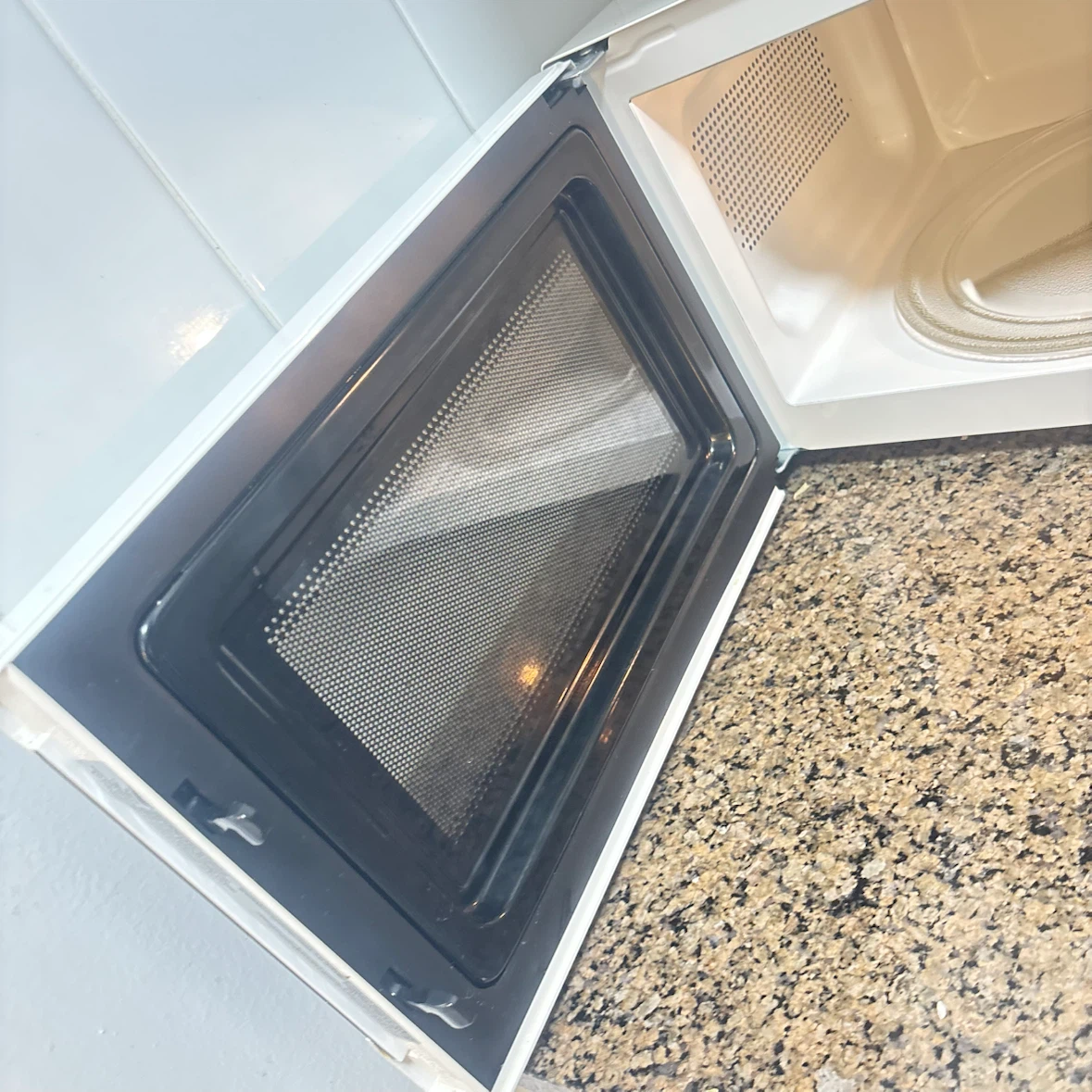 Everyday Essentials Microwave Oven E3605W - photo 2