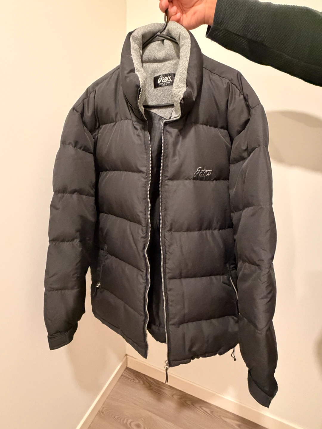 MOVING SALE- Asics Black Puffer Jacket - photo 4