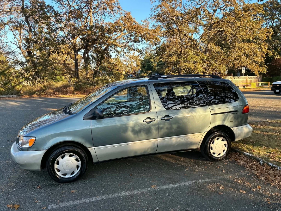 1998 Toyota Sienna LE - Clean Van