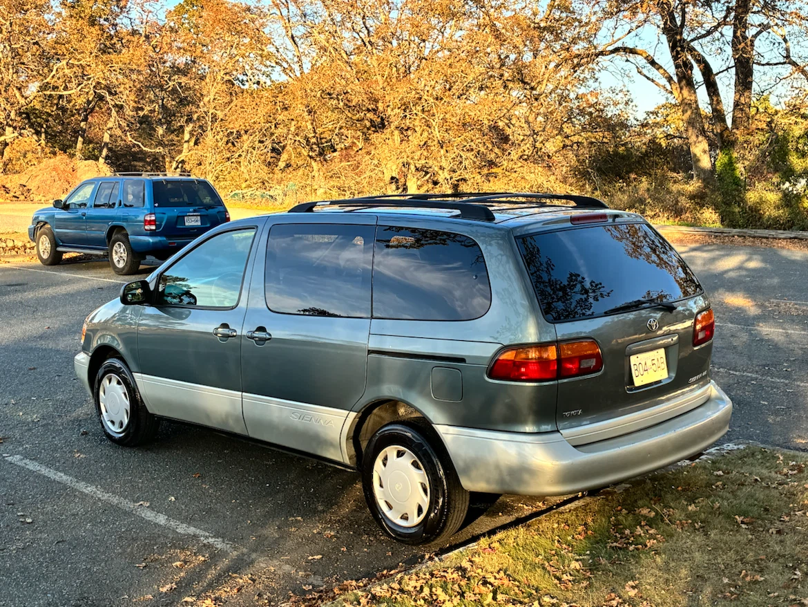 1998 Toyota Sienna LE - Clean Van - photo 2