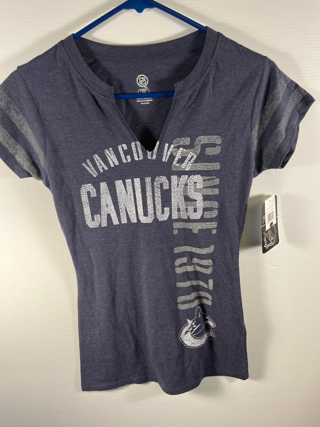 NWT Women’s Vancouver Canucks  Tee – Size S (3/5) 🎁