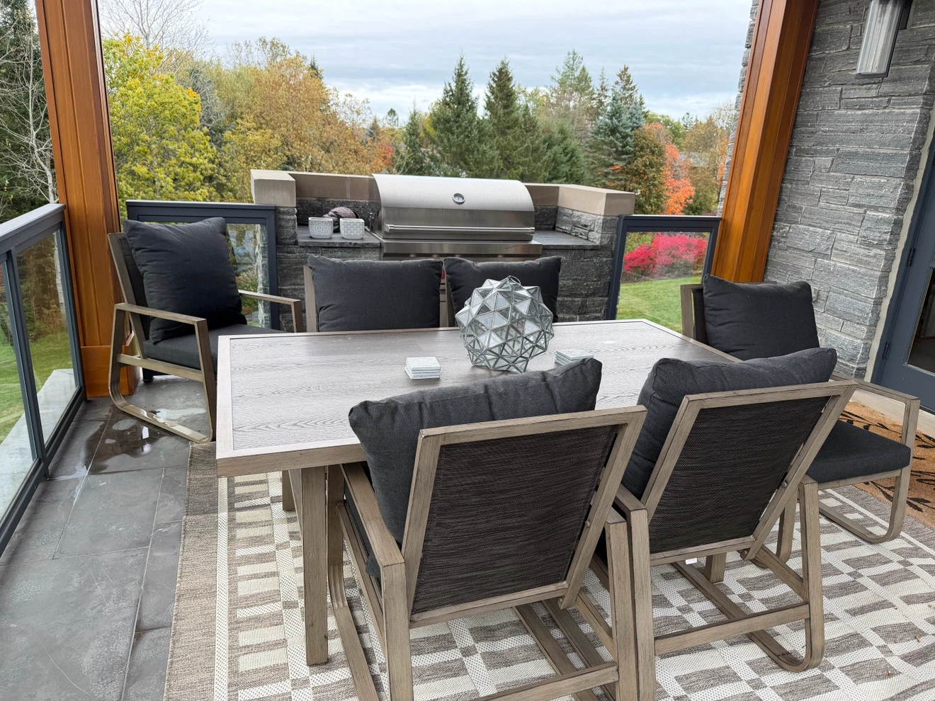 Outdoor dining table & 6 chairs.