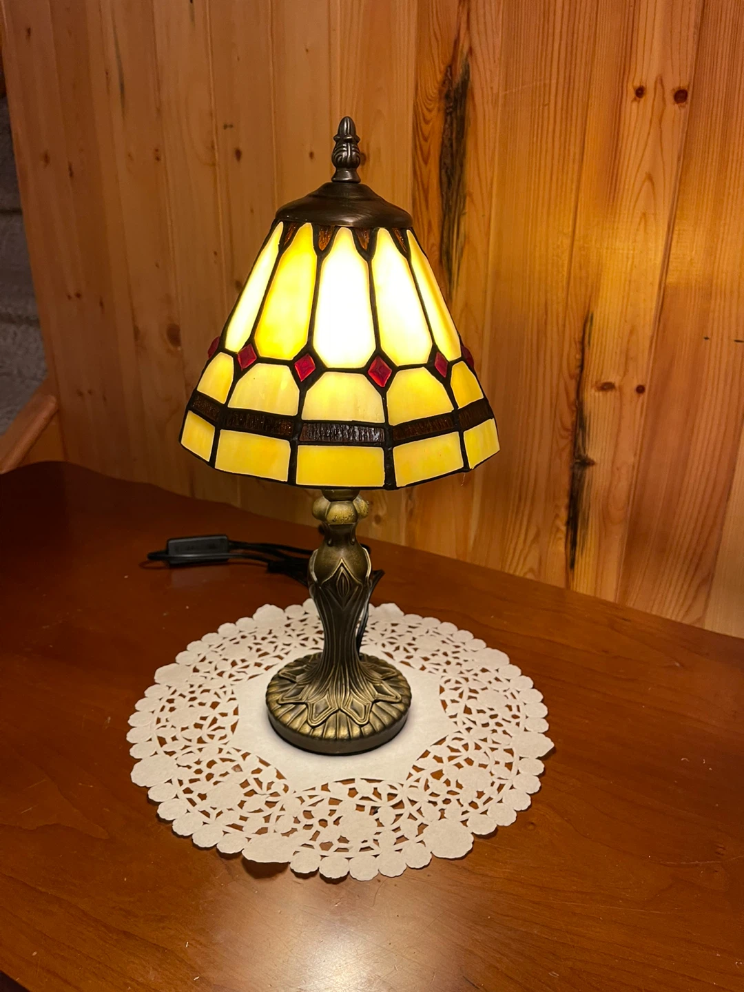 A cute Tiffany Style stained glass table lamp - photo 2