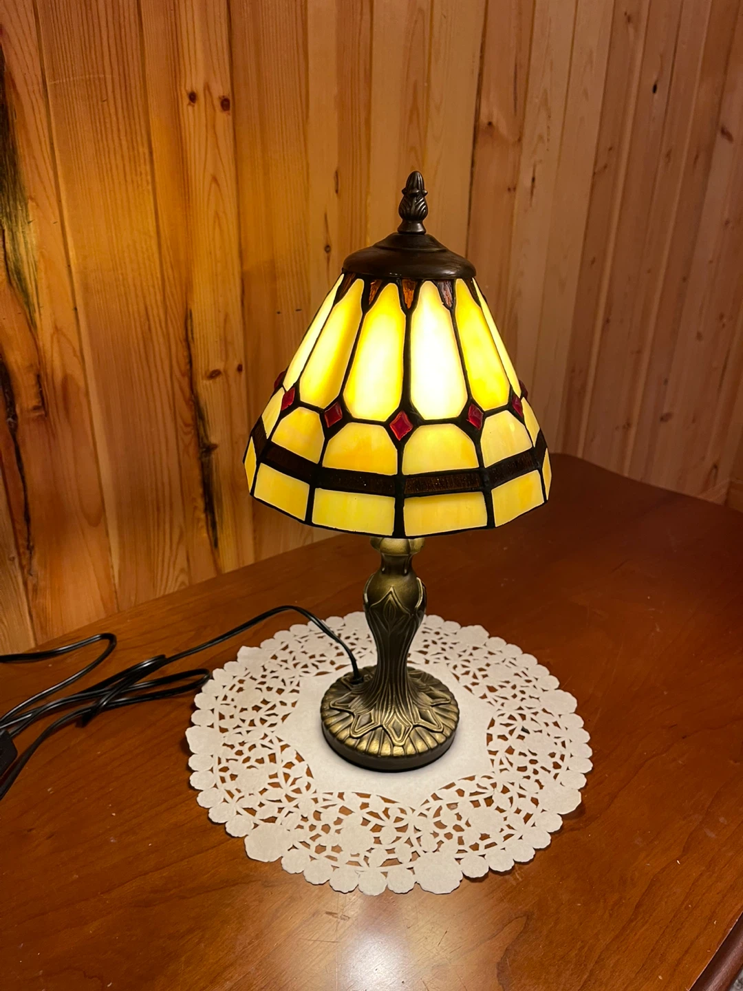 A cute Tiffany Style stained glass table lamp - photo 3