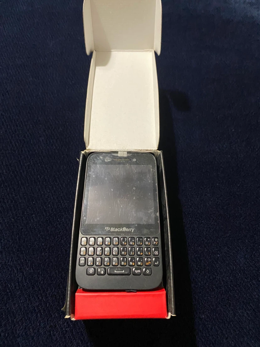 BlackBerry Q5 Smartphone ***