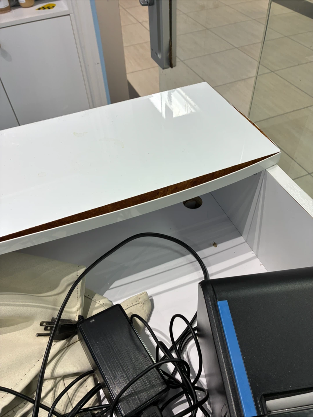 White Reception Desk - photo 4