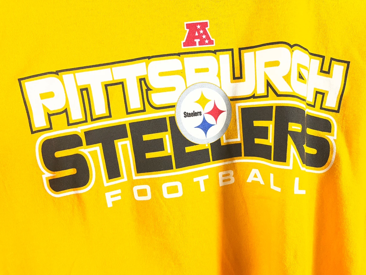 🏈 NWT Pittsburgh Steelers Football Tee — Size Medium - photo 2