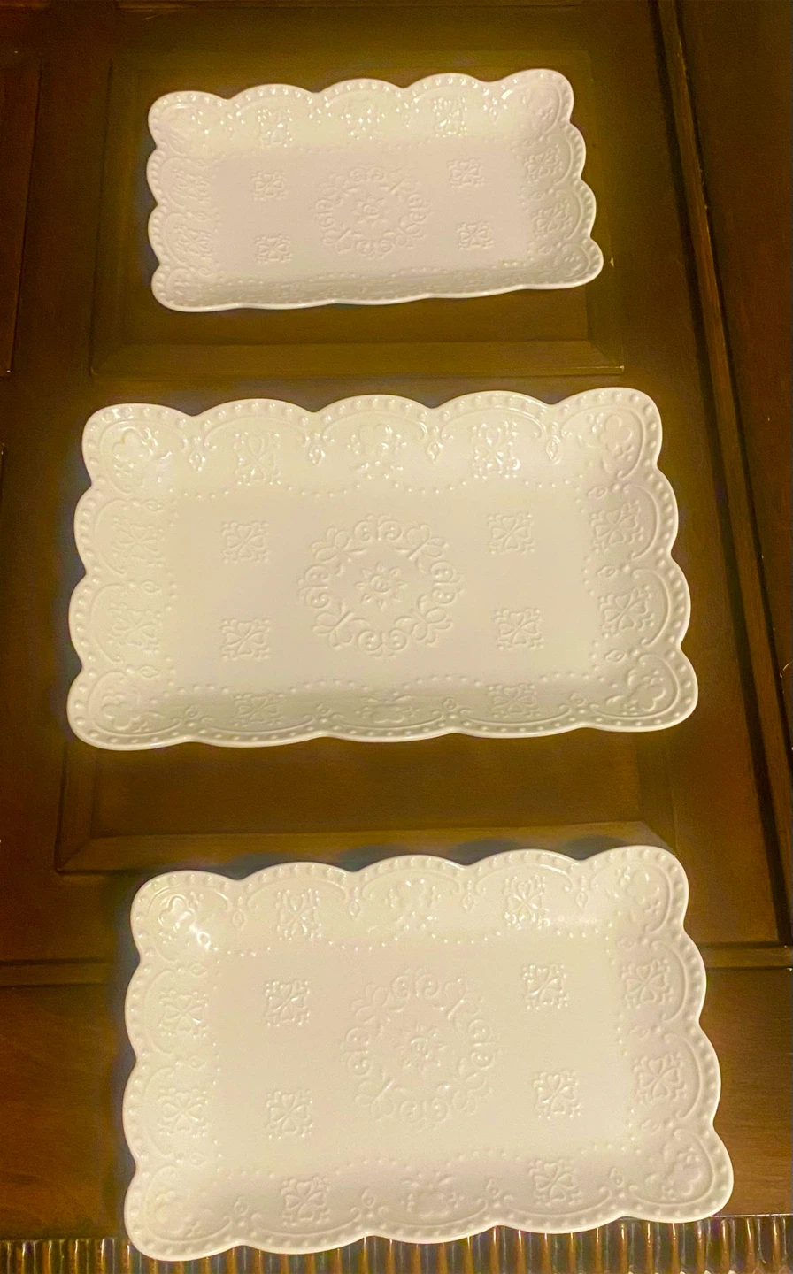 Casa Signature Embossed White Trays - Set of 3