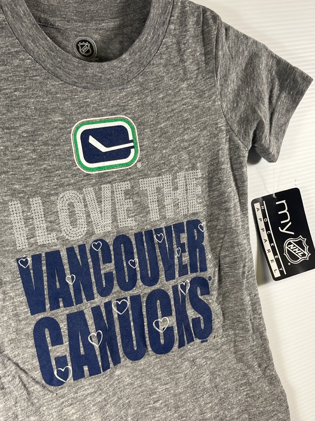 Brand New with Tags! Official NHL Vancouver Canucks Girls Tee 🏒 - photo 3